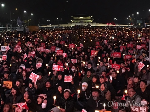  지난 2016년 11월 19일 전국동시다발 4차 박근혜 퇴진 범국민행동(4차 촛불집회)에 참석한 시민들의 모습.