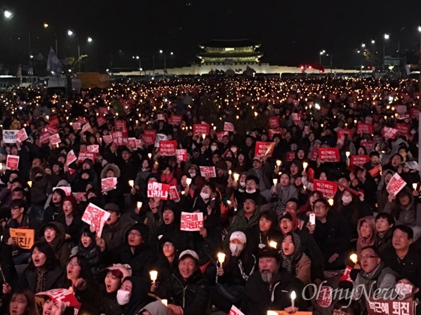   지난 2016년 11월 19일 전국동시다발 4차 박근혜 퇴진 범국민행동(4차 촛불집회)에 참석한 시민들의 모습.