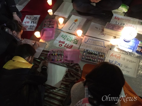 박근혜퇴진 4차 범국민대회가 열리고 있는 서울 광화문 광장에 꼬마 시민들이 메시지를 남기고 있다.