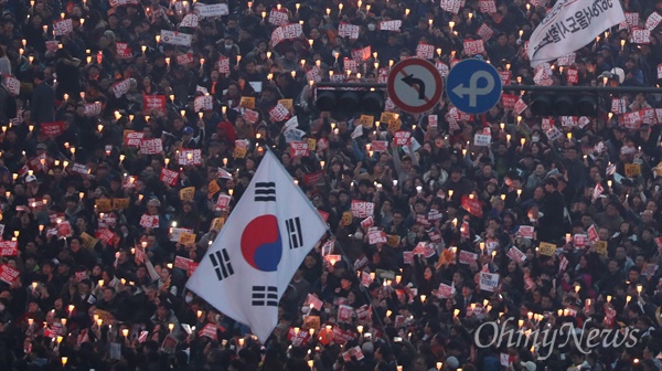  19일 오후 서울 광화문광장에서 열린 '광화문에서, 전국으로! 박근혜는 즉각 퇴진하라 전국동시다발 4차 박근혜 퇴진 범국민행동'에 참석한 수많은 시민들이 촛불을 들고 박 대통령의 퇴진을 요구하고 있다.