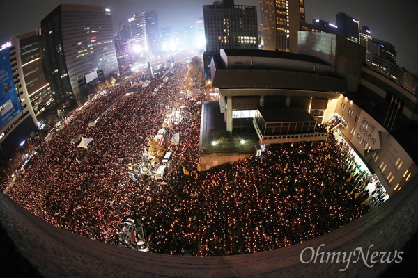  19일 오후 서울 광화문광장에서 열린 '광화문에서, 전국으로! 박근혜는 즉각 퇴진하라 전국동시다발 4차 박근혜 퇴진 범국민행동'에 참석한 수많은 시민들이 촛불을 들고 박 대통령의 퇴진을 요구하고 있다.