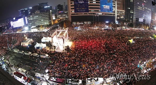 지난 19일 오후 서울 광화문광장에서 열린 '광화문에서, 전국으로! 박근혜는 즉각 퇴진하라 전국동시다발 4차 박근혜 퇴진 범국민행동'에 참석한 수많은 시민들이 촛불을 들고 박 대통령의 퇴진을 요구하고 있다.