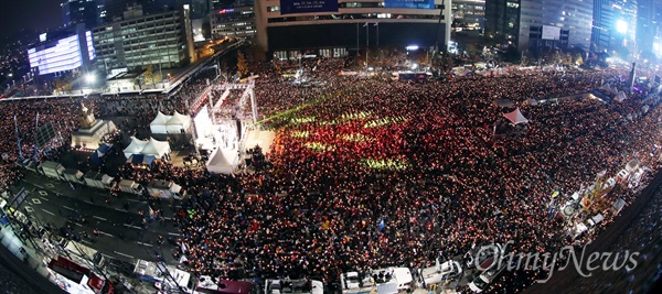  19일 오후 서울 광화문광장에서 열린 '광화문에서, 전국으로! 박근혜는 즉각 퇴진하라 전국동시다발 4차 박근혜 퇴진 범국민행동'에 참석한 수많은 시민들이 촛불을 들고 박 대통령의 퇴진을 요구하고 있다.