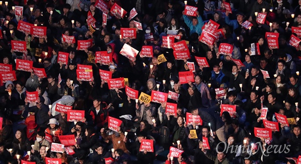  19일 오후 서울 광화문광장에서 열린 '광화문에서, 전국으로! 박근혜는 즉각 퇴진하라 전국동시다발 4차 박근혜 퇴진 범국민행동'에 참석한 수많은 시민들이 촛불을 들고 박 대통령의 퇴진을 요구하고 있다.