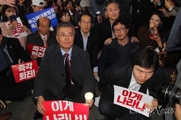  문재인 전 더불어민주당 대표가 지난 2016년 11월 19일 저녁 부산 서면에서 열린 '박근혜 퇴진 시국대회'에 참석했다.