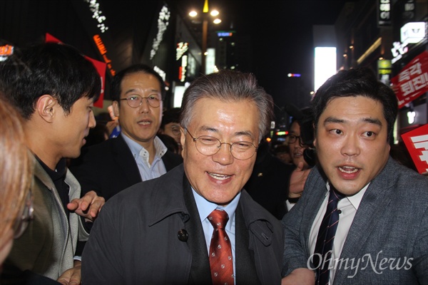 문재인 전 더불어민주당 대표가 19일 저녁 부산 서면에서 열린 '박근혜 퇴진 시국대회'에 참석했다.