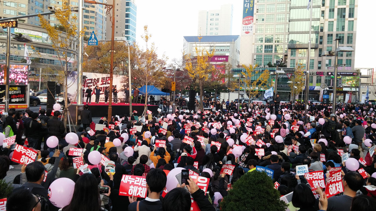  19일 오후 4시부터 울산 남구 삼산동 롯데백화점 앞에서 진행되고 있는 울산시민시국대회는 몰려드는 인파로 백화점 앞 광정을 꽉 메운 후 옆 도로 2개 차선까지 시민들이 자리 잡고 앉았다.