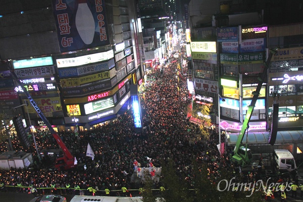 19일 저녁 부산 서면에서 열린 '박근혜 퇴진 시국대회'에 많은 시민들이 참석했다.