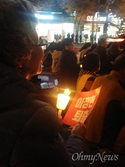 19일 오후 6시 이정현 새누리당 대표의 지역구인 순천 국민은행 앞에서 열린 '박근혜 퇴진 순천시민 시국대회'에 1천여 명의 시민이 모였다.