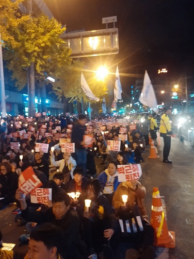 19일 오후 6시 이정현 새누리당 대표의 지역구인 순천 국민은행 앞에서 열린 '박근혜 퇴진 순천시민 시국대회'에 1천여 명의 시민이 모였다.