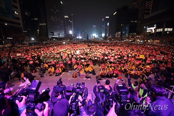 전국동시다발 4차 박근혜 퇴진 범국민행동가 19일 오후 광화문광장에서 수십만명의 시민들이 모인 가운데 열리고 있다.