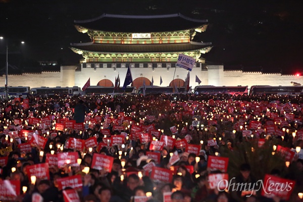 전국동시다발 4차 박근혜 퇴진 범국민행동이 지난 19일 오후 광화문광장에서 수십만명의 시민들이 모인 가운데 열리고 있다.