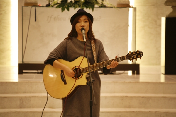 기타를 치며 노래를 하고 있는 가수 김승란