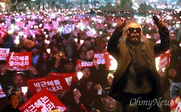  가수 전인권이 19일 종로구 광화문광장에서 열린 '광화문에서, 전국으로! 박근혜는 즉각 퇴진하라 전국동시다발 4차 박근혜 퇴진 범국민행동'에 참석해 노래 '행진'을 시민들과 함께 열창한 뒤 엄지 손가락을 치켜 세우고 있다. 