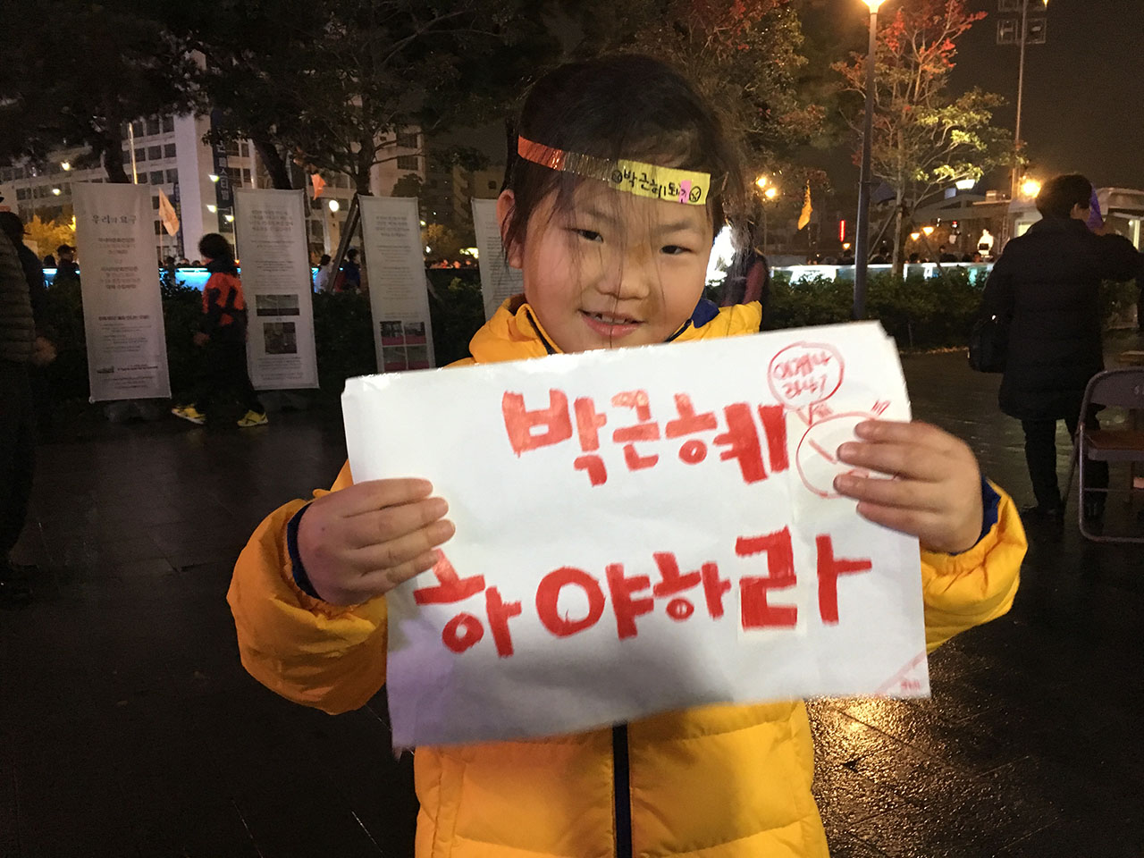  이지아(8) 어린이가 직접 만든 종이머리띠를 하고 가족과 함께 광주촛불대회에 참석했다. 