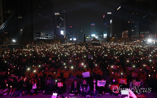 광장을 가득 메운 촛불들 