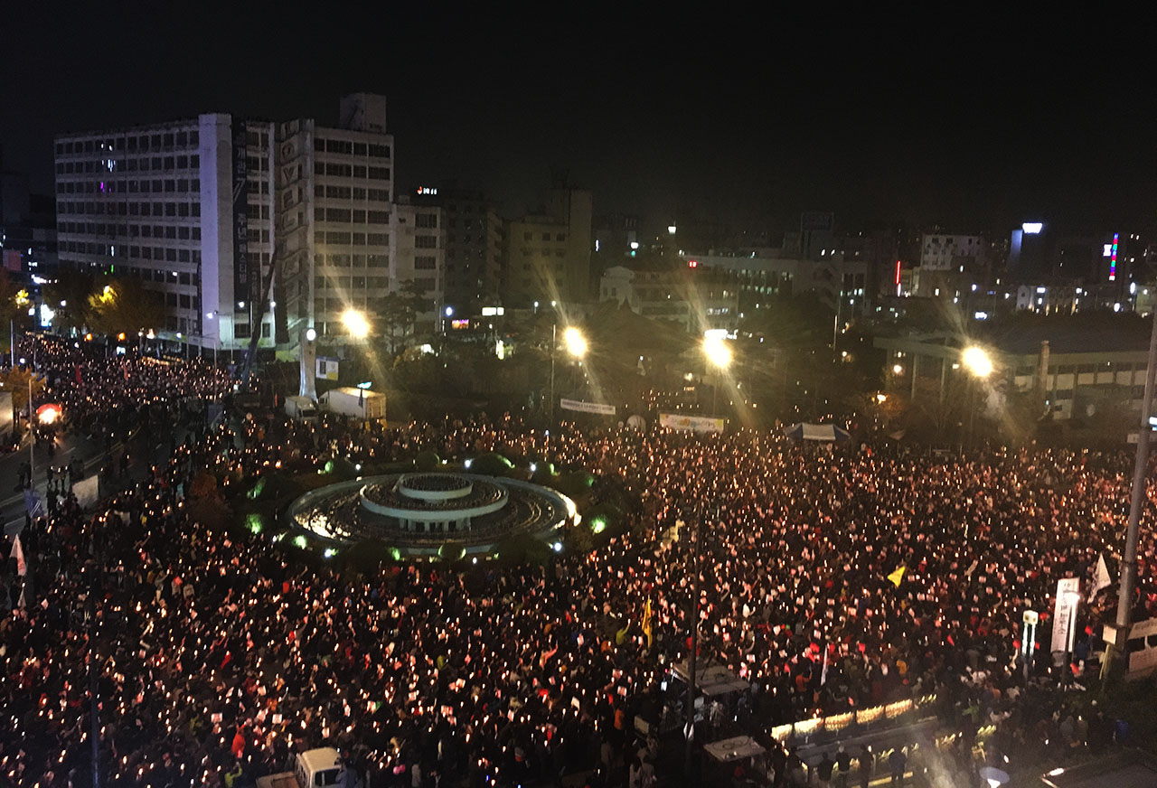  19일 광주 금남로 민주광장에서 열린 광주시국촛불대회에는 시민 약 3만 명이 참가해 "박근혜 대통령의 퇴진"을 요구했다.