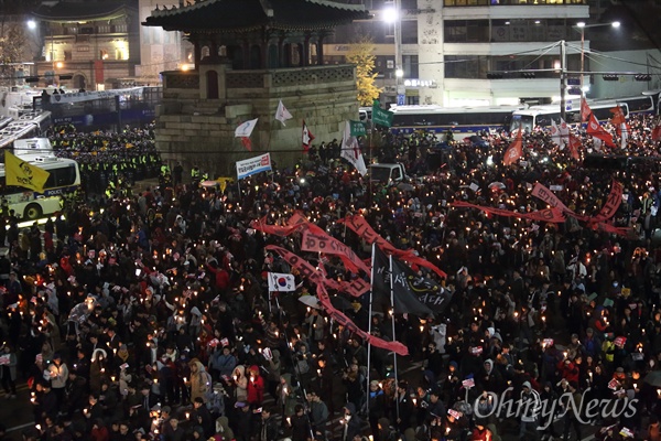 19일 오후 광화문광장에서 열린 박근혜퇴진 4차 범국민행동에 참가했던 시민들이 청와대 에워싸기(학익진) 행진을 벌이며 청와대로 통하는 동십자각앞을 지나고 있다.