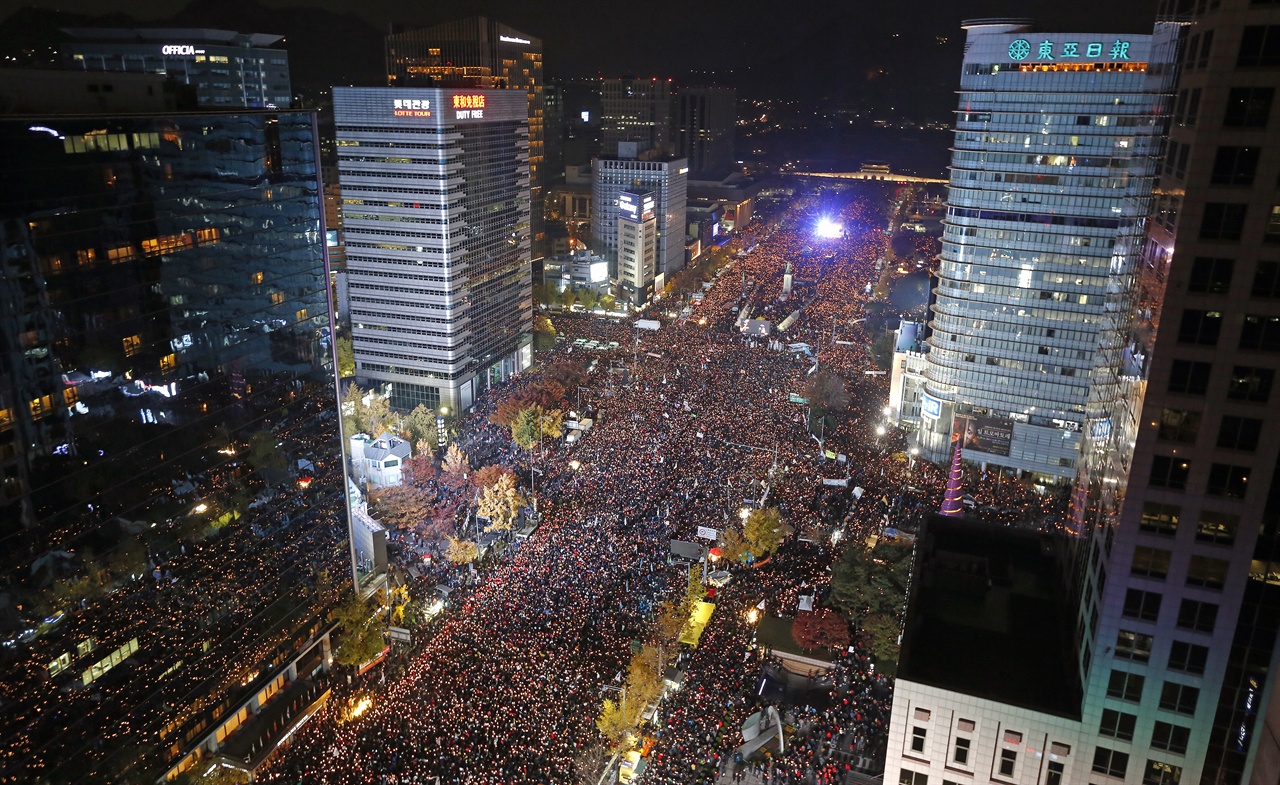 12일, 광화문 광장에는 100만이 넘는 시민이 촛불을 들었다