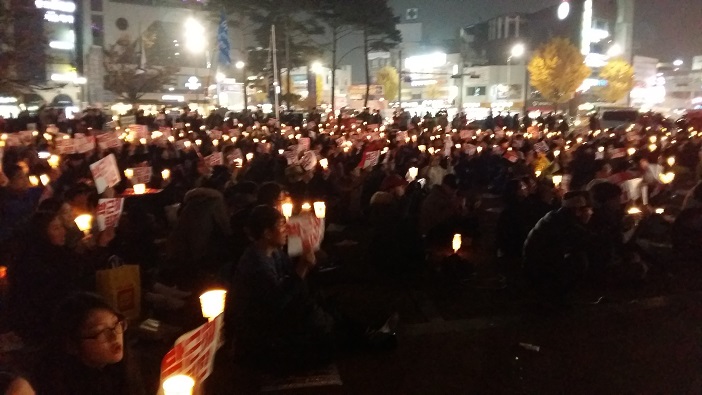  600여명의 아산시민들이 온양온천역 앞 광장에 모였다. 