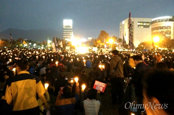 2016년 11월 19일 오후 창원광장에서 '박근혜 퇴진, 새누리당 해체, 시국대회'가 열렸다.