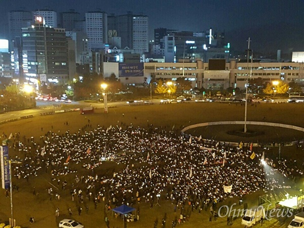 19일 오후 창원광장에서 '박근혜 퇴진, 새누리당 해체, 시국대회'가 열렸다.