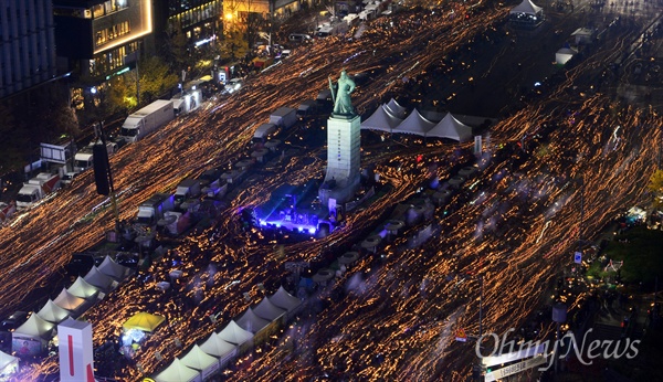 19일 오후 서울 광화문광장 일대에서 열린 4차 촛불집회에 참석한 시민들이 촛불을 들고 '최순실 게이트' 진상규명과 박근혜 대통령 퇴진을 촉구하며 가두행진을 하고 있다.