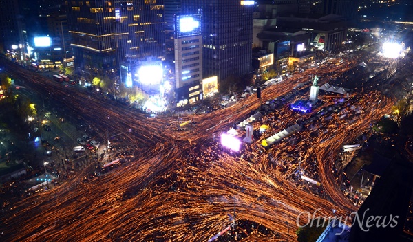 19일 오후 서울 광화문광장 일대에서 열린 4차 촛불집회에 참석한 시민들이 촛불을 들고 '최순실 게이트' 진상규명과 박근혜 대통령 퇴진을 촉구하며 가두행진을 하고 있다.