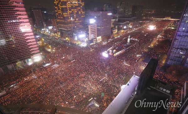 '비선실세' 최순실씨의 국정농단 사건 책임을 물어 박근혜 대통령 퇴진을 요구하는 4차 촛불집회가 서울 광화문 광장과 일대 도로에서 열렸다. 오후 9시가 되자 일제히 촛불을 들고 청와대 방면으로 행진하고 있다. 