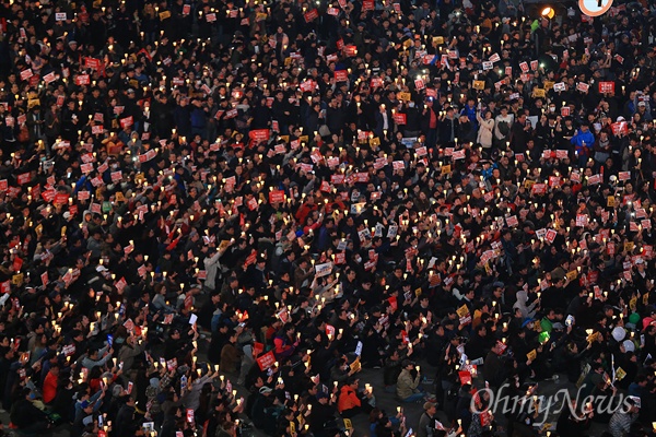 '비선실세' 최순실씨의 국정농단 사건 책임을 물어 박근혜 대통령 퇴진을 요구하는 4차 촛불집회가 서울 광화문 광장과 일대 도로에서 열렸다. 오후 9시가 되자 일제히 촛불을 들고 청와대 방면으로 행진하고 있다. 