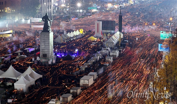  '비선실세' 최순실씨의 국정농단 사건 책임을 물어 박근혜 대통령 퇴진을 요구하는 4차 촛불집회가 서울 광화문 광장과 일대 도로에서 열렸다. 오후 9시가 되자 일제히 촛불을 들고 청와대 방면으로 행진하고 있다.