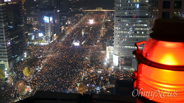 지난 19일 오후 서울 광화문광장 일대에서 열린 4차 촛불집회에 참석한 시민들이 촛불을 들고 '최순실 게이트' 진상규명과 박근혜 대통령 퇴진을 촉구하며 가두행진을 하고 있다.