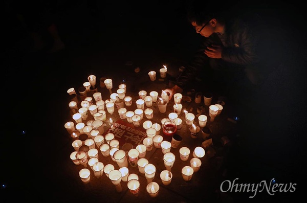 19일 종로구 광화문광장에서 열린 '광화문에서, 전국으로! 박근혜는 즉각 퇴진하라 전국동시다발 4차 박근혜 퇴진 범국민행동'에 참석한 시민들이 박 대통령의 하야를 촉구하며 촛불을 밝히고 있다.