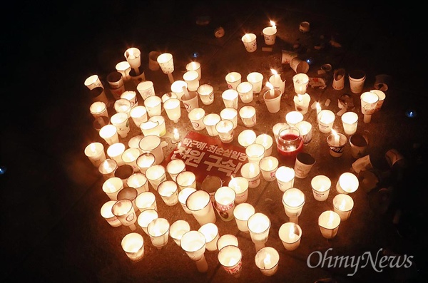 19일 종로구 광화문광장에서 열린 '광화문에서, 전국으로! 박근혜는 즉각 퇴진하라 전국동시다발 4차 박근혜 퇴진 범국민행동'에 참석한 시민들이 박 대통령의 하야를 촉구하며 촛불을 밝히고 있다.