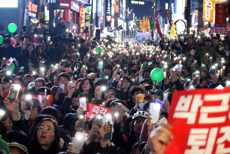 촛불과 핸드폰 불빛으로 호응해 주는 시국대회 참가자들

