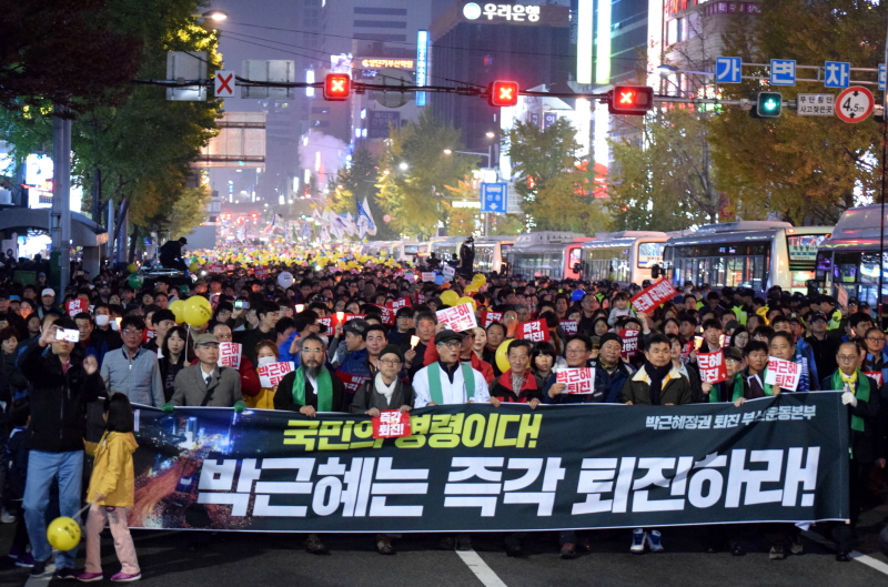 행진의 맨 앞에는 종교 지도자들과 '박근혜정권 퇴진 부산운동본부' 대표단이 자리했다.

