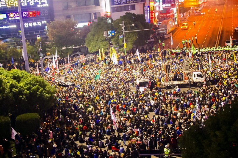 연산로터리에 마주 앉은 '10만 부산시국대회' 참가자들