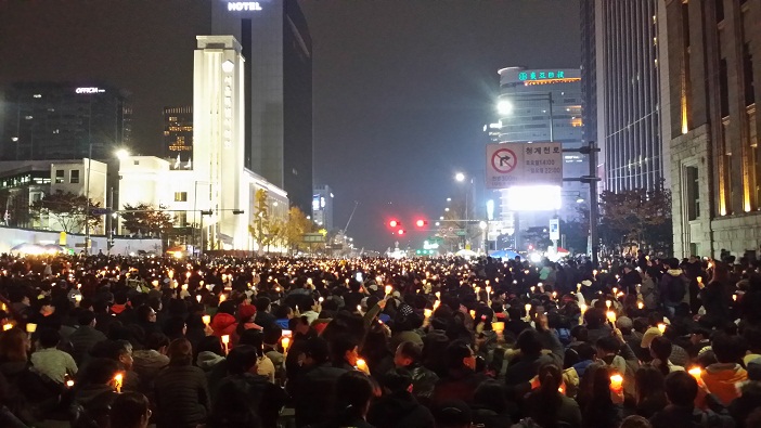 광화문 앞 세종로와 청계 광장, 시청 앞 등에 약 60만 명의 시민들이 모여 '박근혜 퇴진'을 외쳤다.