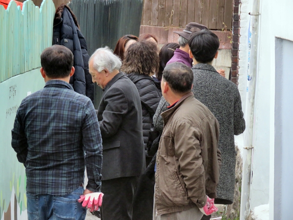 윤수천 벽에 시를 쓰고 있는 아동문학가 윤수천 선생(좌측 두번 째) 윤수천 선생은 지동 주민이다