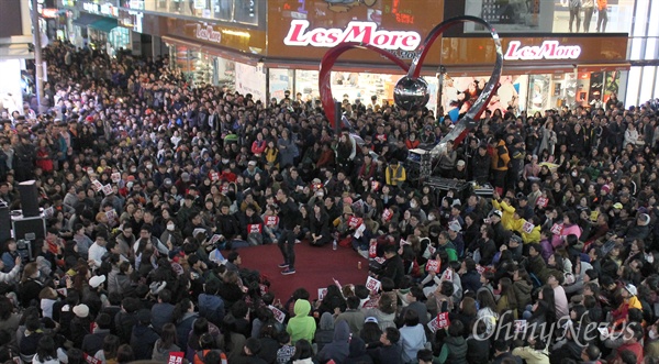 20일 저녁 부산 도심인 서면에서는 박근혜 대통령에게 하야를 요구하는 부산시민 2만 여명(집회측 추산·경찰 추산 5천명)의 집회가 열렸다. 이날은 방송인 김제동씨가 사회자로 참여했다. 집회를 마친 시민들은 일대를 행진했다. 