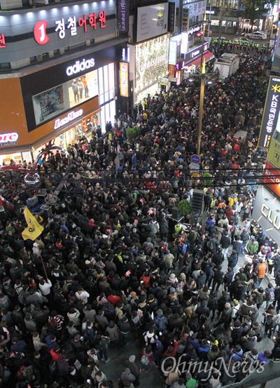20일 저녁 부산 도심인 서면에서는 박근혜 대통령에게 하야를 요구하는 부산시민 2만 여명(집회측 추산·경찰 추산 5천명)의 집회가 열렸다. 이날은 방송인 김제동씨가 사회자로 참여했다. 집회를 마친 시민들은 일대를 행진했다. 