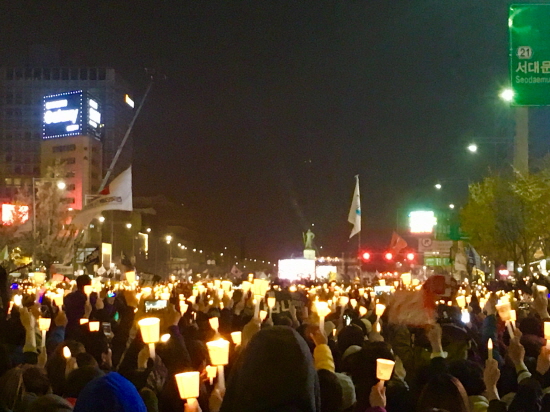 지난 19일, 광화문 광장에 모여 '박근혜 퇴진'을 외치는 시민들.