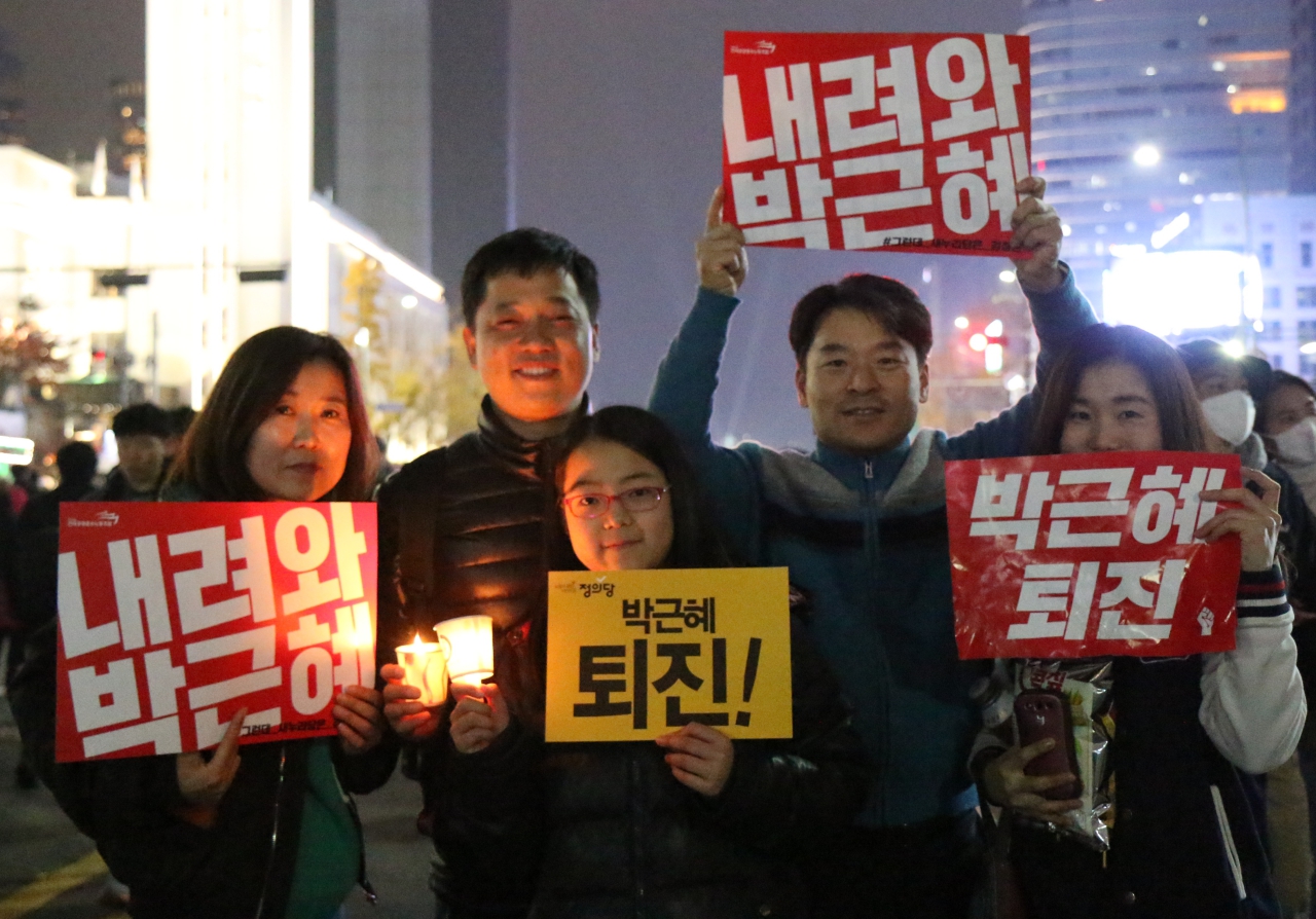 촛불집회에 참가한 장현석(45) 씨 가족
