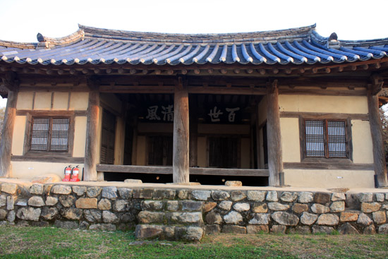 문화재자료로 지정되어 있는 삼강강당은 정탁의 3남 정윤목이 후학들을 가르치기 위해 지은 집으로, 삼강주막으로 유명한 삼강마을의 안쪽 강변에 있다.