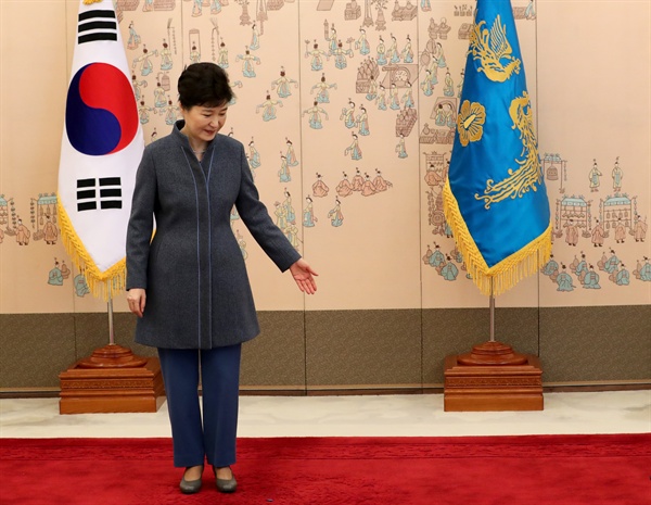 박근혜 대통령이 18일 오후 청와대에서 열린 신임 대사 신임장 수여식에서 기념촬영을 기다리고 있다.