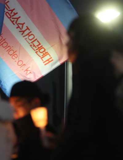 트랜스젠더 추모의 날, 경의선 숲길서 촛불문화제 열려 20일 오후 서울 마포구 동교동 경의선 숲길공원 일대에서 열린 '트랜스젠더 추모의 날, 촛불문화제'에서 참석자들이 촛불을 밝히고 있다.