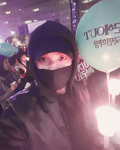  배우 이준이 자신의 인스타그램에 올린 촛불 집회 참여 사진. "현재 광화문 25만입니다. 오늘 목표는 50만이라고 하네요. 어서 모여주세요!"