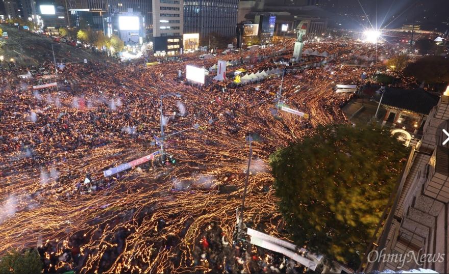 청와대 '학익진' 포위작전 지난해 11월 21일, '비선실세' 최순실씨의 국정농단 사건 책임을 물어 박근혜 대통령 퇴진을 요구하는 4차 촛불집회가 서울 광화문 광장과 일대 도로에서 열렸다. 오후 9시가 되자 일제히 촛불을 들고 청와대 방면으로 행진하고 있다. 