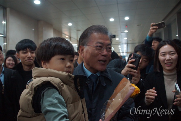 분재인 더불어민주당 전 대표가 21일 낮 경북대학교를 방문해 한 어린이를 안고 있다.