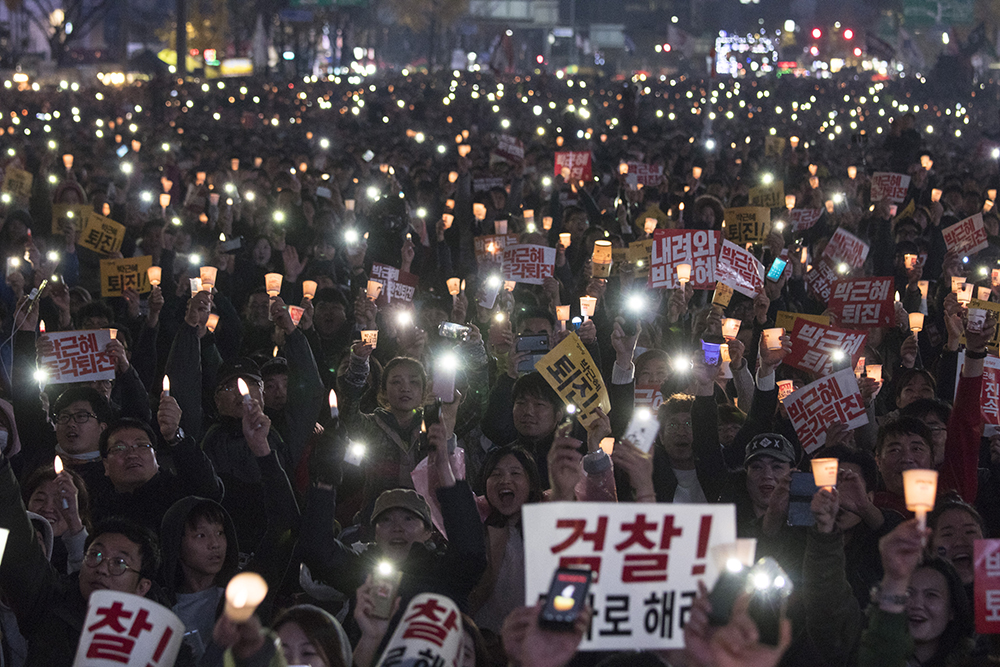 지난 19일 서울 광화문 광장에 모여 박근혜 대통령 퇴진을 촉구하는 시민들.